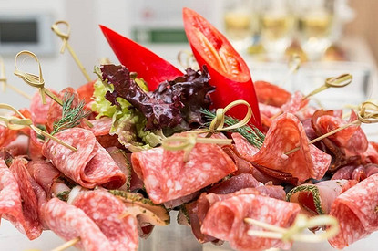 Как сделать мясную нарезку с красивым оформлением