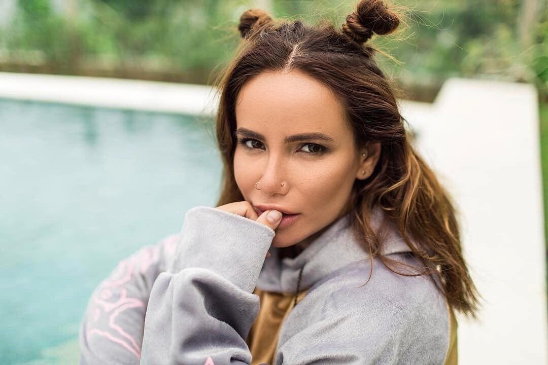 Айза Анохина показала, как выглядит ее фигура без фотошопа