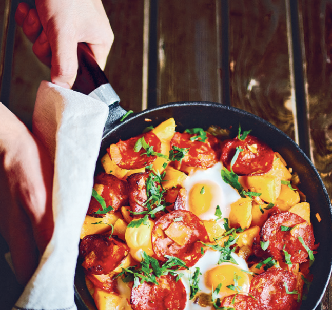 Чистим и режем картофель, чеснок, чоризо и петрушку. Обжариваем лук, пока он не стянет мягким, затем добавляем чоризо и жарим еще 3 минут. После этого в сковородку отправляем картофель -...