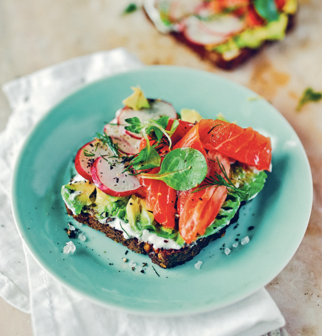 Чистим авокадо и делаем из мякоти пюре, смешиваем со сметаной. Добавляем немного лимонного сока (чтоб пюре не потемнело), приправляем солью и перцем. Смешиваем укроп с тонкими ломтиками р...