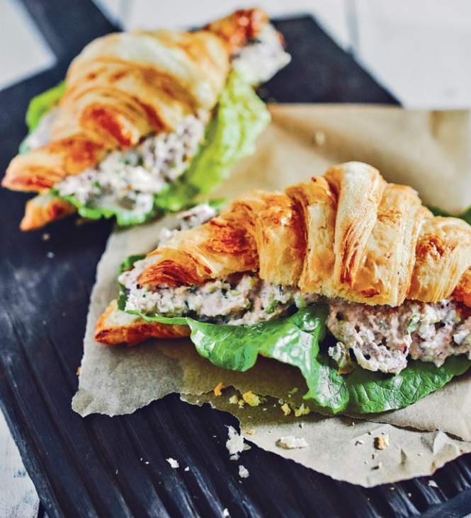 Достаем тунца из банки и избавляемся от жидкости любыми способами. Молко нарезаем лук и сельдерей. В одну миску кладем тунца, майонез, порубленную зелель и сладкий овощной маринад. Добавл...