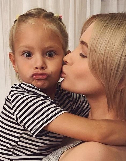 Алена Шишкова приучает четырехлетнюю дочь к фитнесу