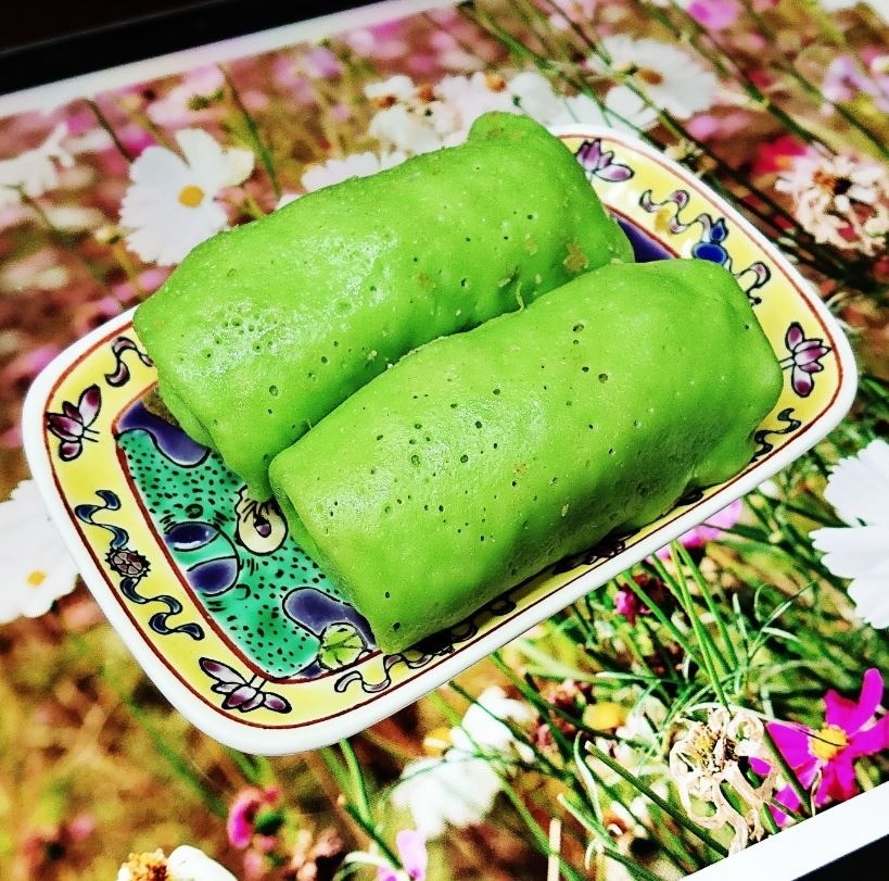 Смешиваем все ингредиенты для теста и откладывает в сторону. На разогретой сковороде обжариваем кокосовую стружку с сиропом, пока она не станет сухой и рассыпчатой. Выливаем один половник...