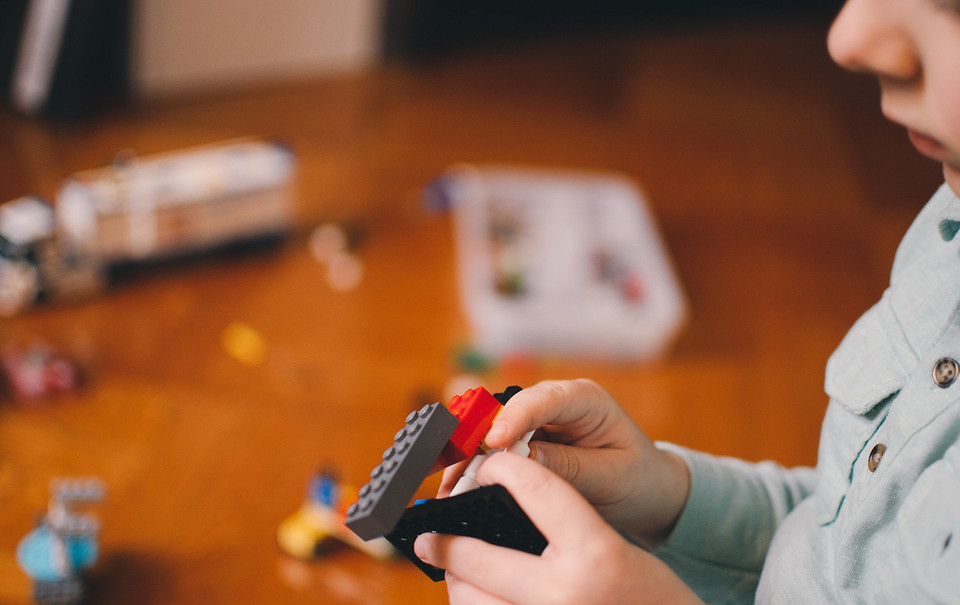 Как научить ребенка убирать игрушки: 10 элементарных шагов к порядку