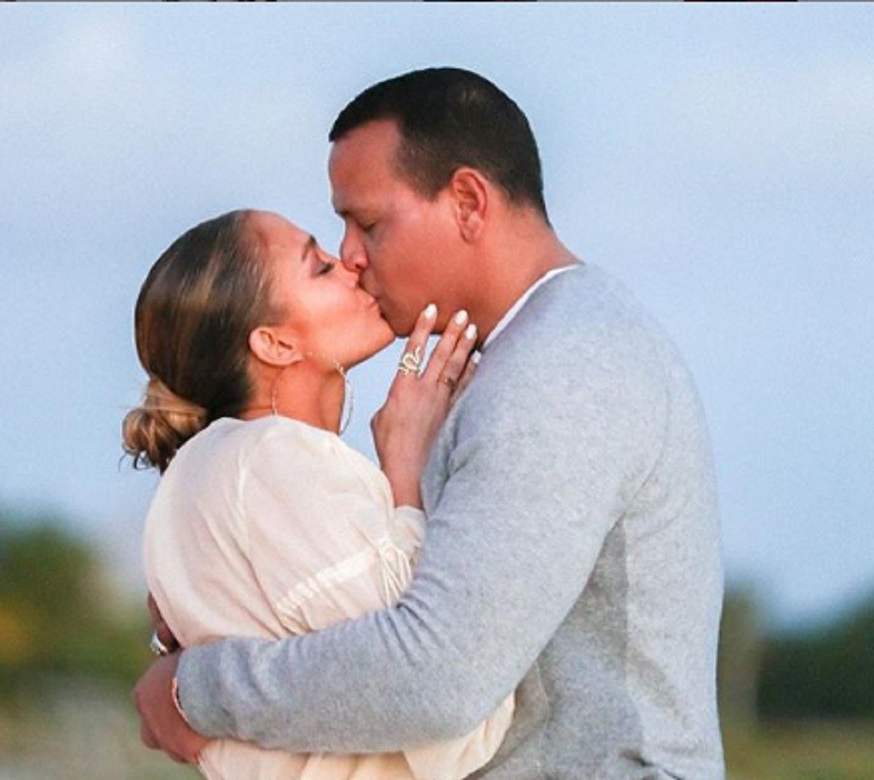 Дженнифер Лопес поделилась трогательными фото с помолвки на берегу океана