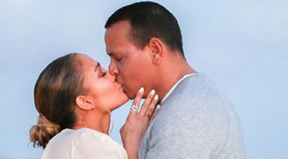 Дженнифер Лопес поделилась трогательными фото с помолвки на берегу океана