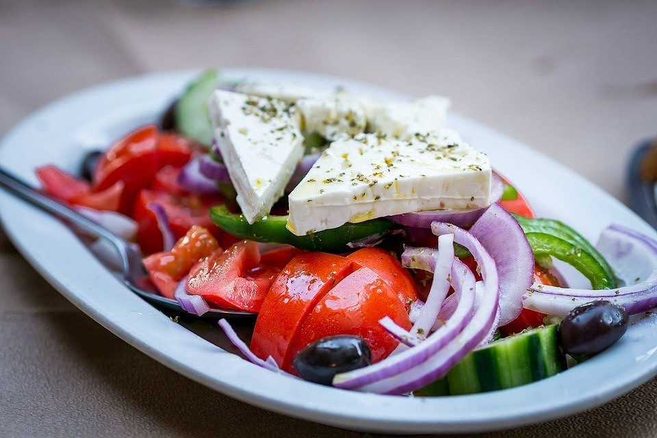 9 отличных вариантов заправки для греческого салата в домашних условиях