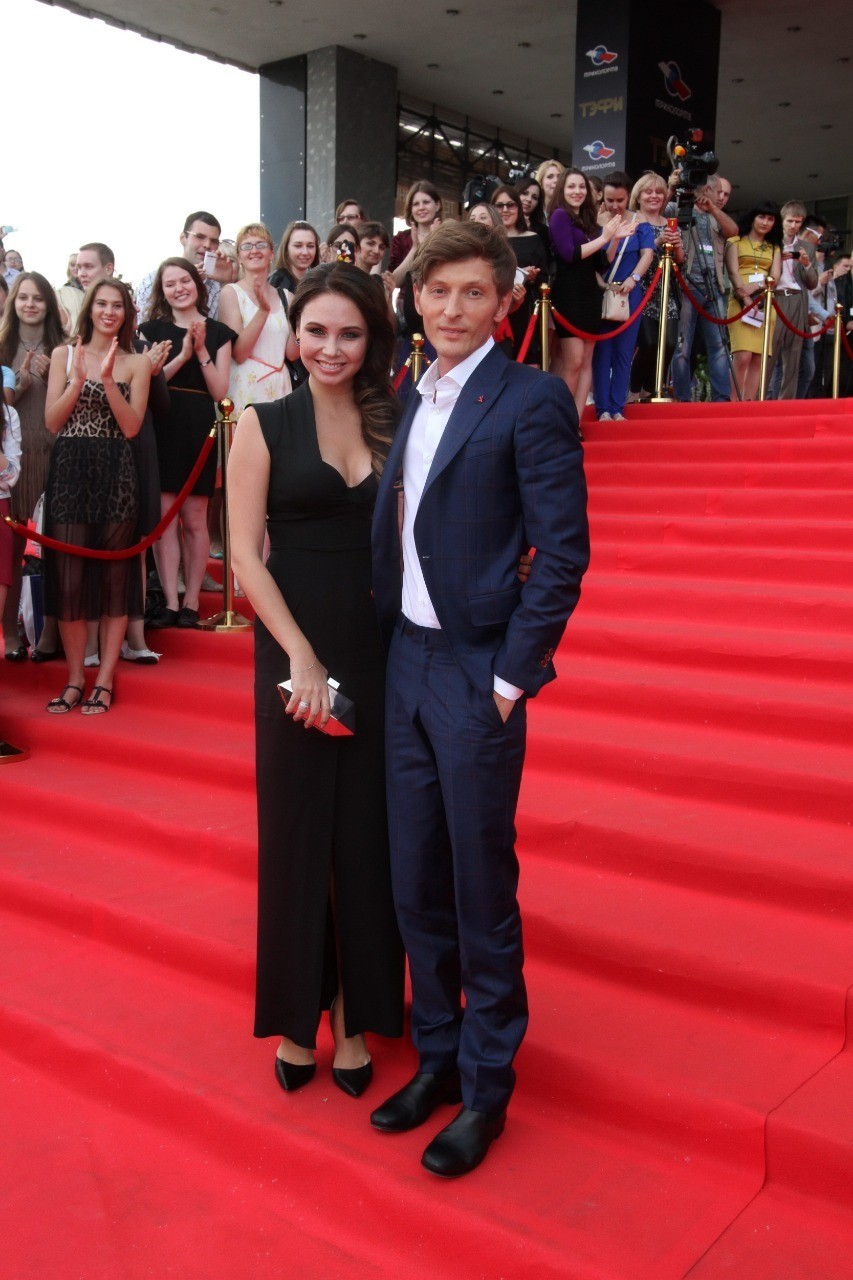 Что говорит язык жестов Павла Воли и Ляйсан Утяшевой об их отношениях: узнали у профайлера