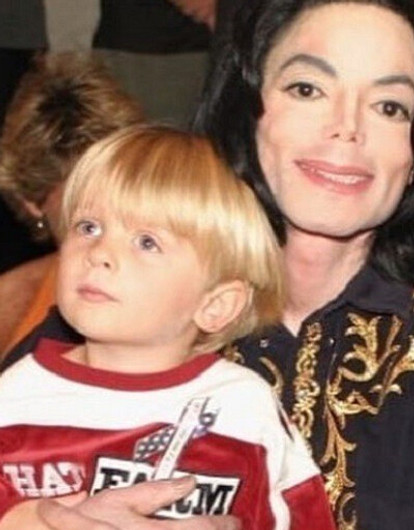 Первый канал снял с эфира скандальный фильм о Майкле Джексоне 