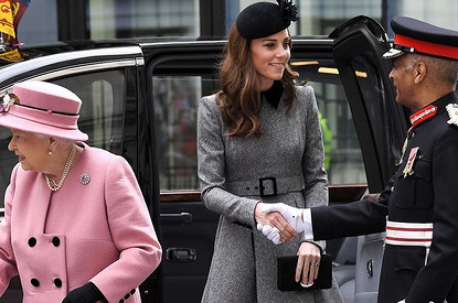 Кейт Миддлтон впервые вышла в свет с королевой Елизаветой II