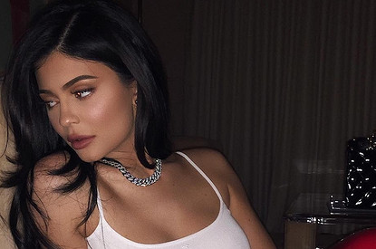 Кайли Дженнер «ослепила» подписчиков неоновым бельем
