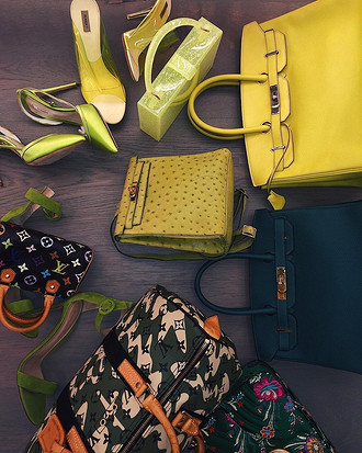 Ранее Дженнер публиковала подборку из туфель и сумок ярко-желтого и лимонного оттенков.