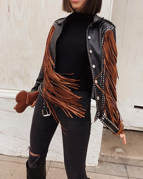Игра на контрастах стилей в одежде все больше набирает свою популярность. Известный модный блогер Эми Сонг как раз выбрала для себя такую неоднозначную модель черной «косухи».

На одной ч...