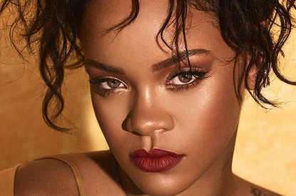 Рианна восхитила поклонников невероятной фигурой (и золотым ультрамини платьем)