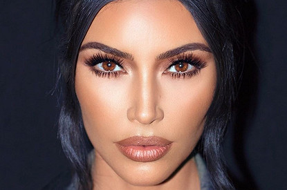 Ким Кардашьян поразила подписчиков луком в колготках