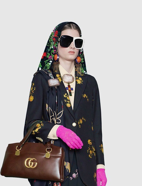 Один из самых популярных способов носить платок — повязать его на голову. В этом сезоне дизайнеры вдохновились романтичным образом Одри Хепберн — главным трендсеттером 50-60-х годов — в ф...