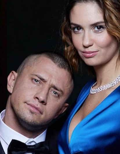 Агата Муцениеце назвала Павла Прилучного мажором и сожгла его деньги в костре