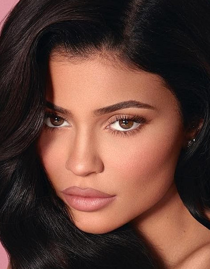 Кайли Дженнер сделала маникюр из стодолларовых купюр