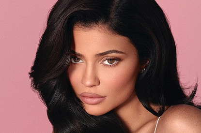 Кайли Дженнер сделала маникюр из стодолларовых купюр