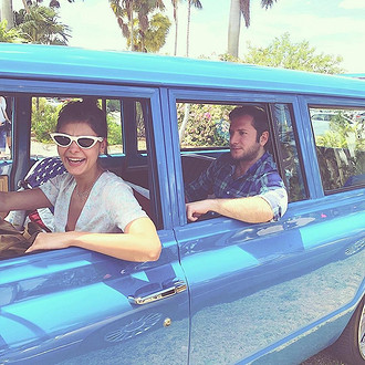 В Instagram-сторис Резо опубликовал два снимка с выставки ретро-автомобилей, которую он посетил вместе с Надеждой и Машей. На первом Оболенцева, сидя за рулем, исполняет роль «трезвого во...
