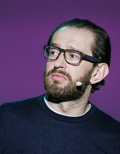 Константин Хабенский записал коллегам поздравление с Днем театра на фоне кучи мусора