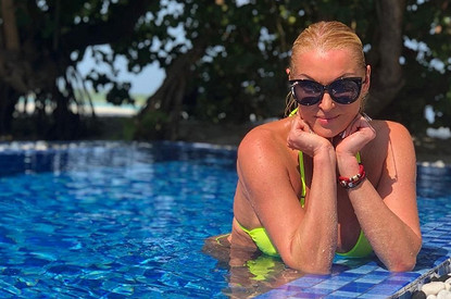 Британский таблоид высмеял Анастасию Волочкову за любовь к фотошопу