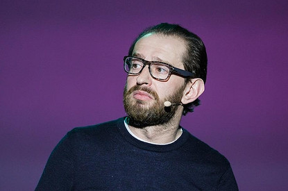 Константин Хабенский записал коллегам поздравление с Днем театра на фоне кучи мусора