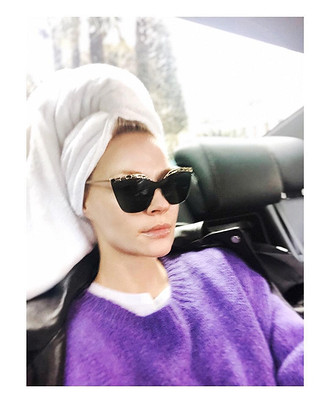 Звезда опубликовала в Instagram фото, где она едет в машине с полотенцем на голове и в солнечных очках.

Некоторые подписчики артистки удивились, другие оценили находчивость Ходченковой,...