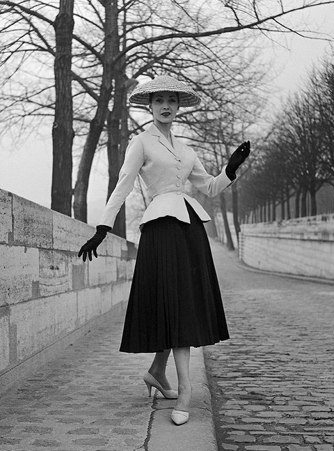 За один день Dior получил признание у женщин из высших слоев населения, а также лучшие ткани, фурнитуру и другие детали от производителей. Женственные силуэты были созданы с помощью корсе...