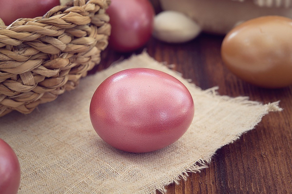 Хорошо забытое старое: как красить яйца в луковой шелухе