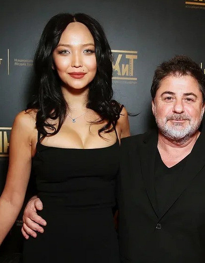 Александр Цекало впервые вышел в свет с новой женой