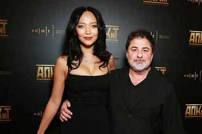 Александр Цекало впервые вышел в свет с новой женой