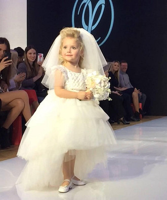 Показ Yudashkin Kids, организованный дочерью Валентина Юдашкина Галиной проходит в Москве уже во второй раз. Первый состоялся в ноябре 2018 года. Тогда Лиза блистала в наряде невесты. 