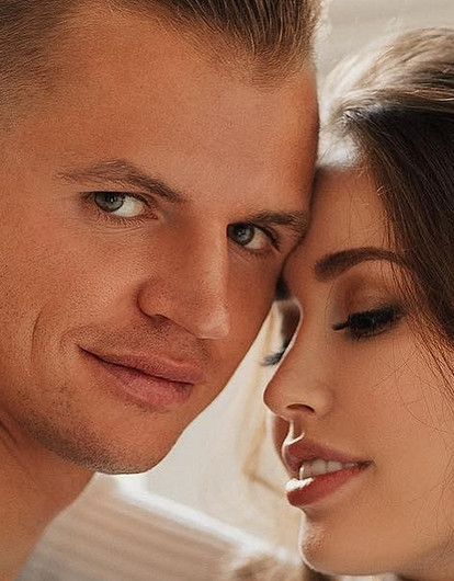 Дмитрия Тарасова и Анастасию Костенко обвинили в постановочном фото с розами 