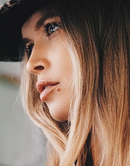 Вера Брежнева трогательно поздравила дочку с 18-летием