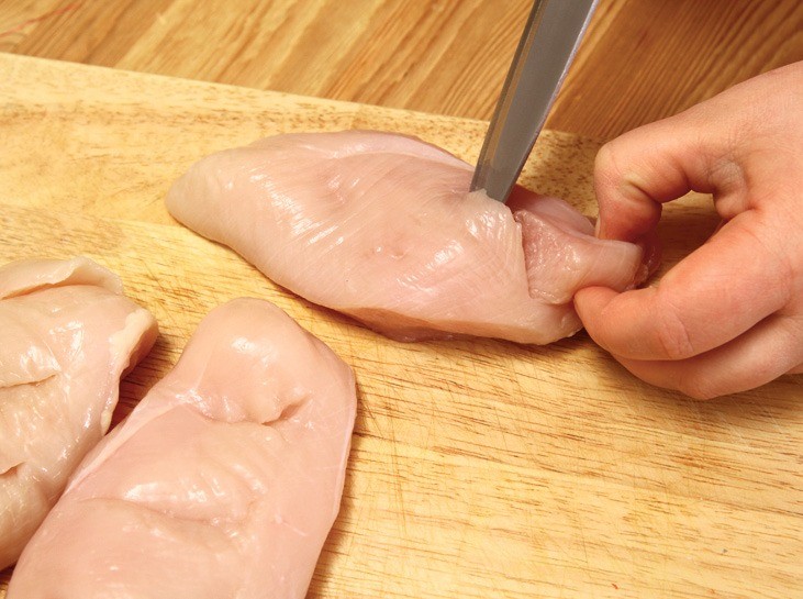 Филе вымыть, обсушить, острым ножом сделать на филе надрезы. Посолить по вкусу.