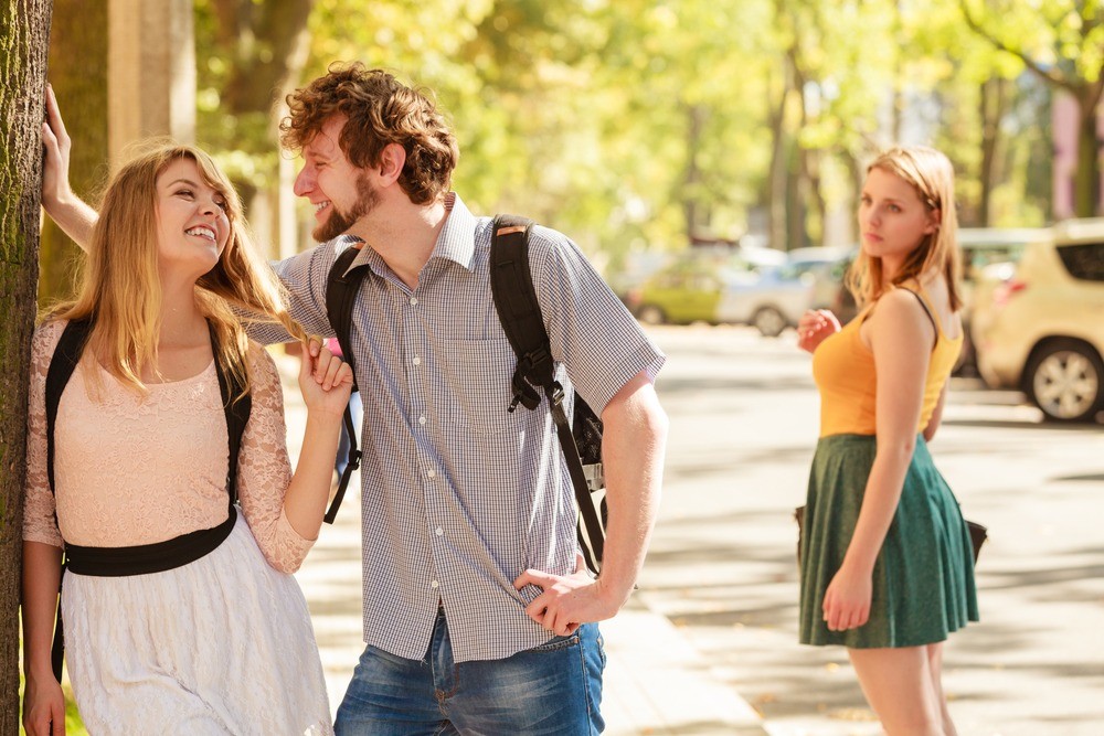 Ты влюбилась в мужчину подруги. 6 причин, почему нельзя с ним связываться