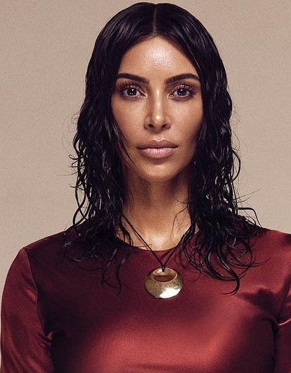 Ким Кардашьян стала лицом новой обложки американского Vogue (одна, без сестер)