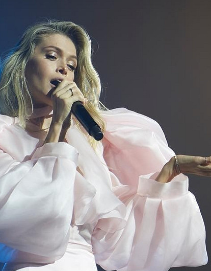 Вера Брежнева попросила поклонников больше не дарить ей цветы