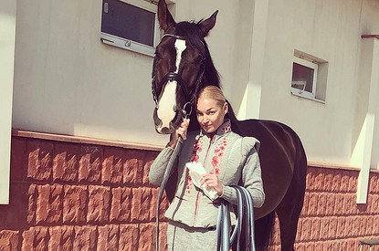 Анастасия Волочкова показала шпагат верхом на коне