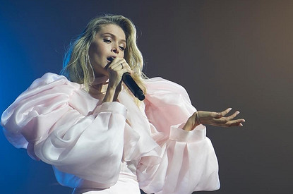 Вера Брежнева попросила поклонников больше не дарить ей цветы