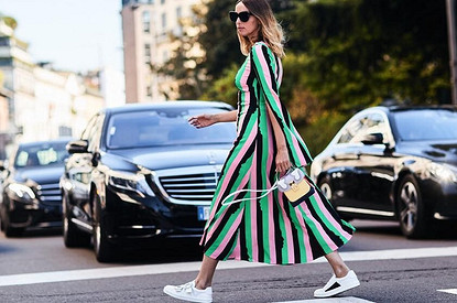 Удачная комбинация: как стильно сочетать платье и кроссовки