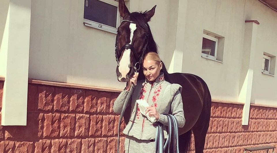 Анастасия Волочкова показала шпагат верхом на коне