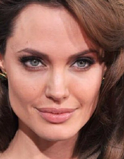 СМИ: Анджелина Джоли медлит с разводом, чтобы вернуть Бреда Питта