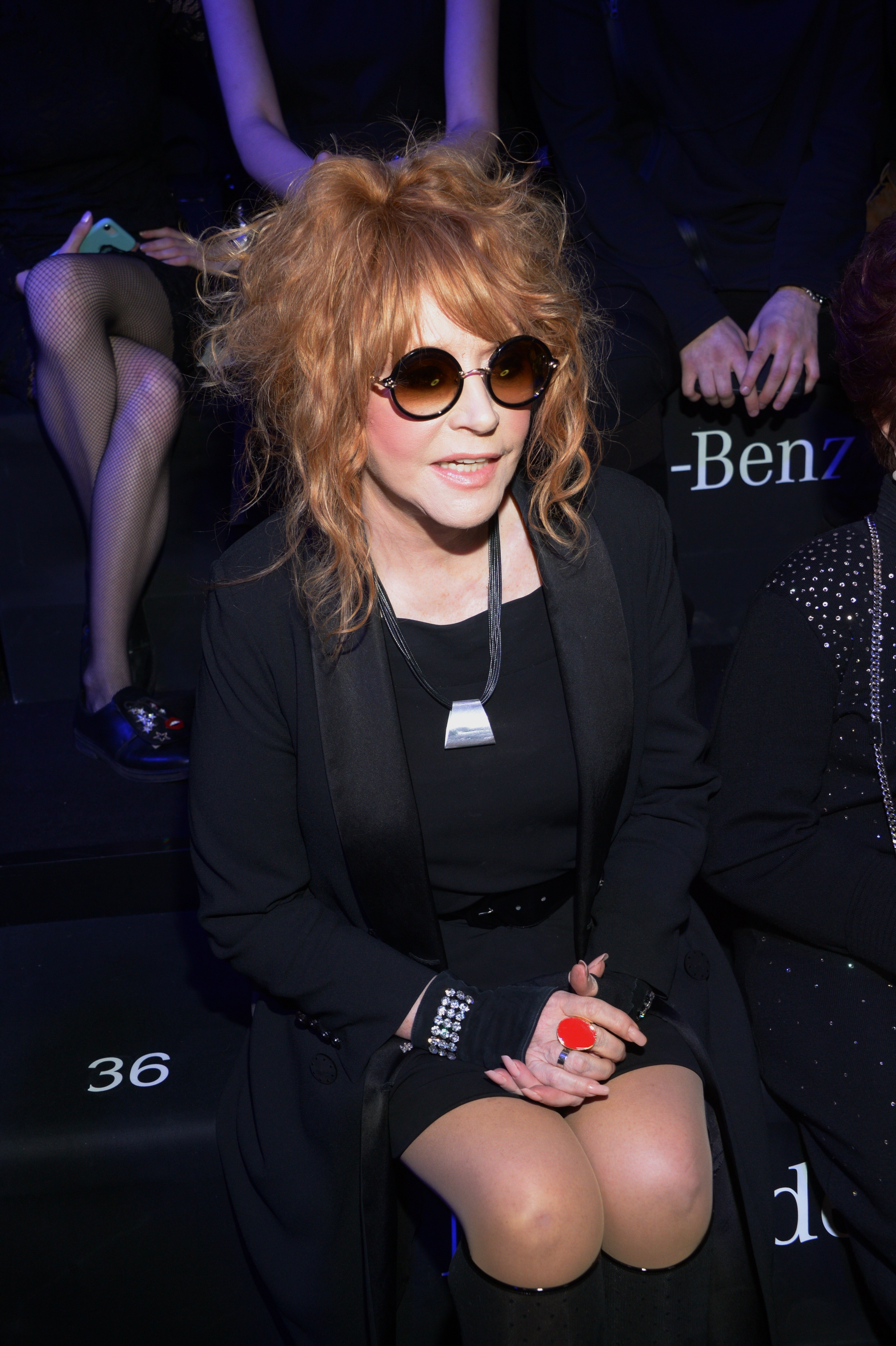 Говоря о фигуре известной певицы, нельзя не отметить ее стройные ноги. В 70 лет артистка может позволить себе облегающий низ и короткую длину. Даже в периоды максимального веса Пугачева н...