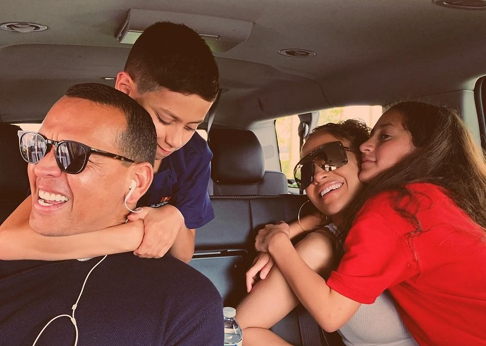 Дженнифер Лопес поделилась трогательным фото с женихом и детьми