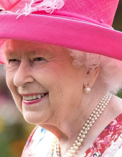 Королева Елизавета удивила подданных новым нарядом