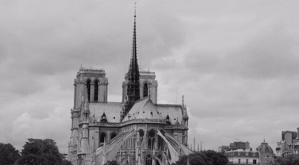 Во Франции горит Собор Парижской Богоматери