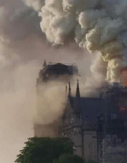 Москвичи несут деньги к посольству Франции на восстановление Собора Парижской Богоматери