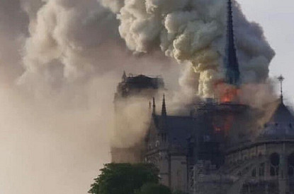 Москвичи несут деньги к посольству Франции на восстановление Собора Парижской Богоматери